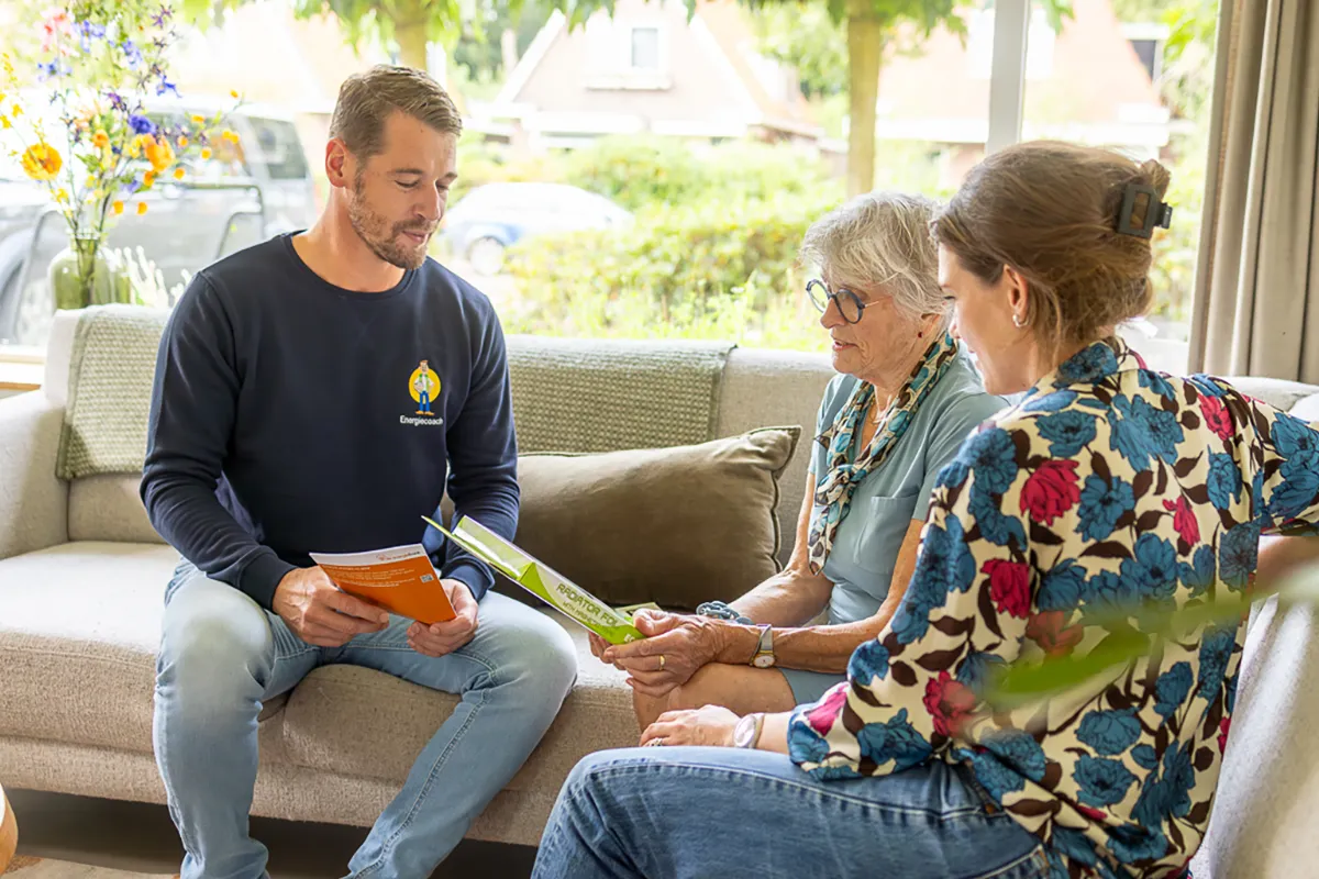 Energiecoach Floris in gesprek met bewoners